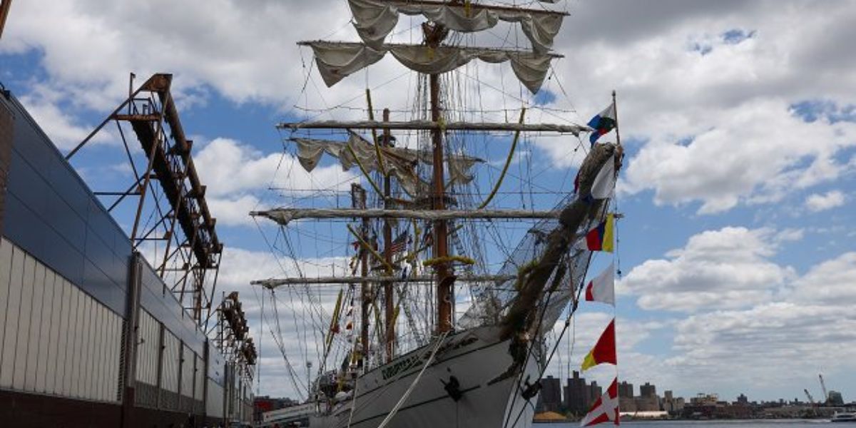 2 Dead, 19 Injured After Mexican Navy Sailboat Slams Into Brooklyn Bridge, Officials Say