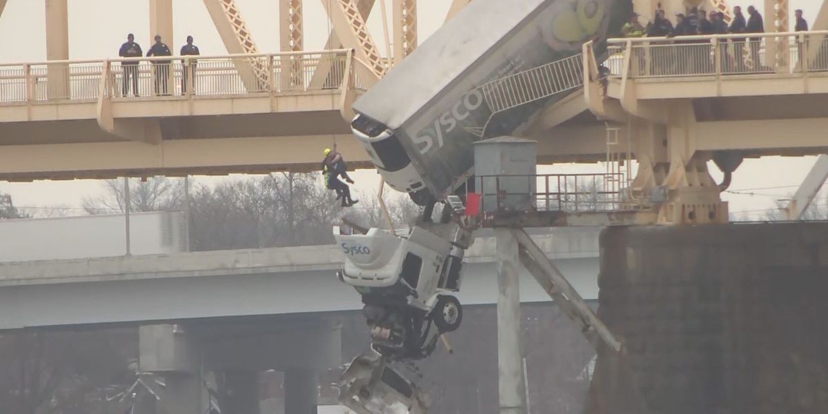 4 Injured in Clark Memorial Bridge Collision; All Lanes Reopened by 11 a.m.